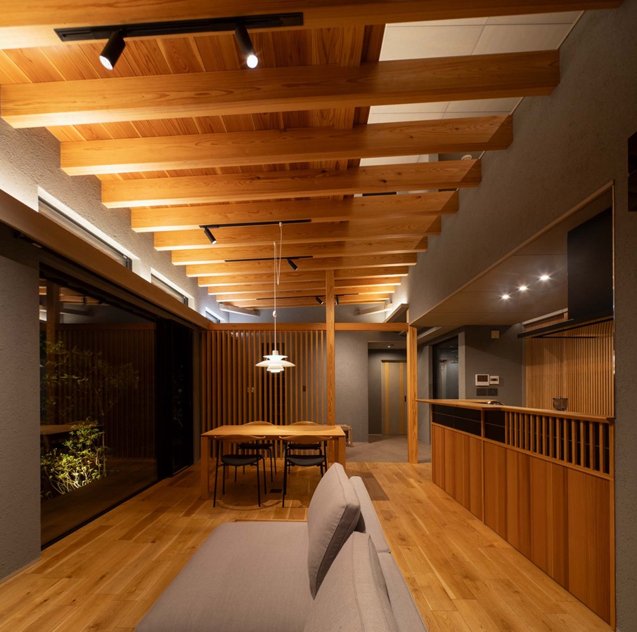 椋木や漆喰の壁や、流行りに振り回されない家は使うほどに、住むほどに味わい深い表情を見せます。